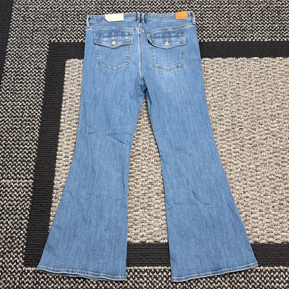 American Eagle Low Rise Flare Jeans Women’s 14W Next Level Stretch Classic - Picture 2 of 7